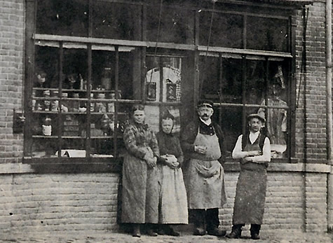 Louis Deroo et Henri Deroo, devant la cordonnerie (à l’emplacement actuel) avant la guerre 1914-1918