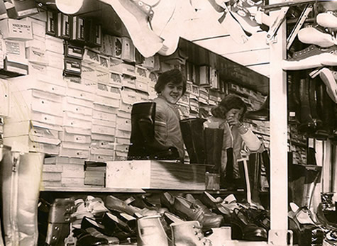 Huguette Deroo, épouse de Raymond Deroo, dans un camion de marché, dans les années 60