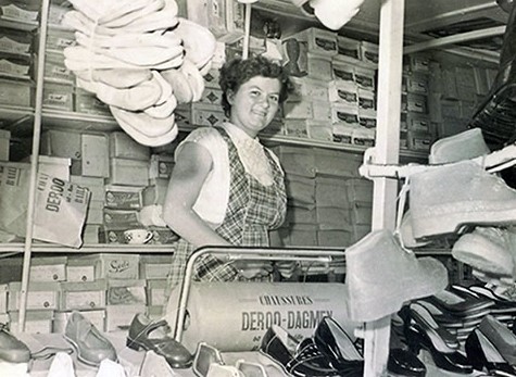 Patricia Deroo, épouse de Michel Duretz, dans un camion de marché, 1977.